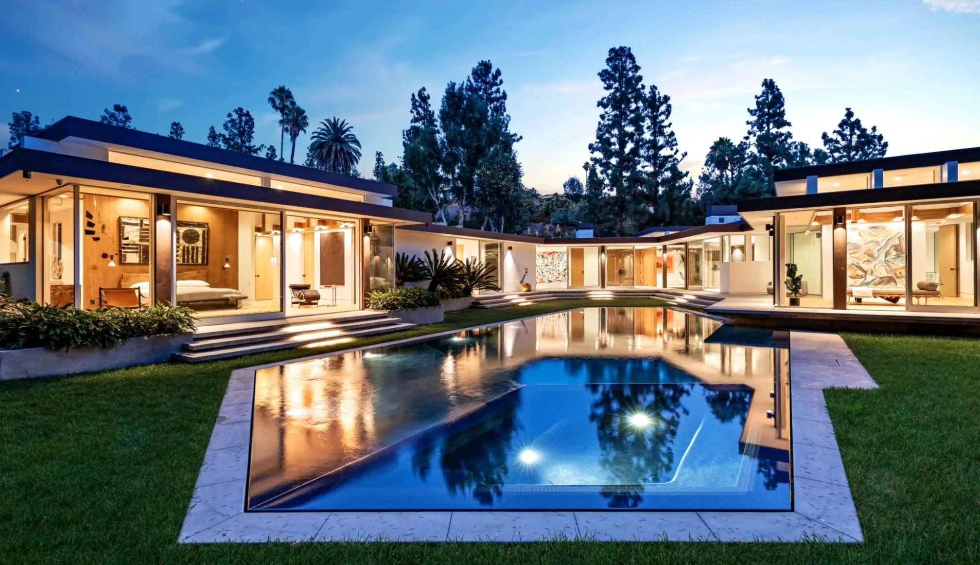 Exterior of 1061 Loma Vista, Beverly Hills, by Philippe Naouri Studio.